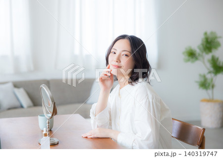 鏡を見る若い女性 鏡を見る若い女性 140319747