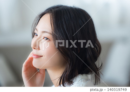 鏡を見る若い女性 鏡を見る若い女性 140319749