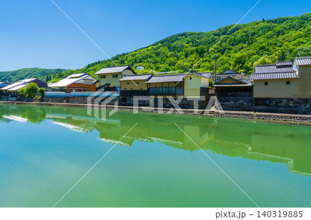 兵庫県佐用町　初夏の平福宿の川端風景 140319885