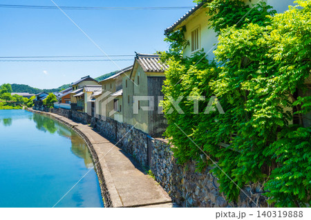兵庫県佐用町　初夏の平福宿の川端風景 140319888