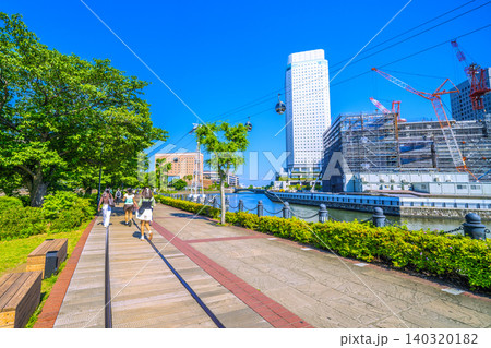 日本の横浜都市景観リニューアル…ボードウォーク改修工事終了。新緑に映える汽車道などを望む＝5月15日 140320182