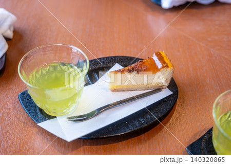 【#食べ物】緑茶とチーズケーキ 140320865