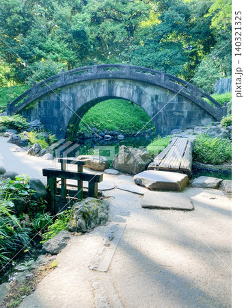 小石川後楽園・円月橋と石畳の小径・緑豊かな庭園風景(東京) 小石川後楽園・円月橋と石畳の小径・緑豊かな庭園風景(東京) 140321325