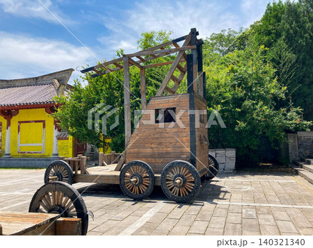 中国・河南省 函谷関遺址に展示された古代攻城兵器 雲梯(井闌車)の復元 中国・河南省 函谷関遺址に展示された古代攻城兵器 雲梯(井闌車)の復元 140321340