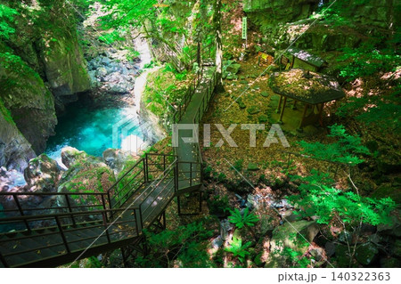 新緑に覆われた巌立峡の三ッ滝不動明王への階段 新緑に覆われた巌立峡の三ッ滝不動明王への階段 140322363
