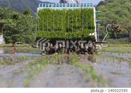 田植え機を正面から操る農家のローアングル写真 田植え機を正面から操る農家のローアングル写真 140322595