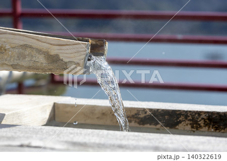足湯の湯口と水滴のクローズアップ 足湯の湯口と水滴のクローズアップ 140322619