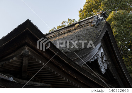 茅葺き屋根の神社を仰角から見た構図 茅葺き屋根の神社を仰角から見た構図 140322666
