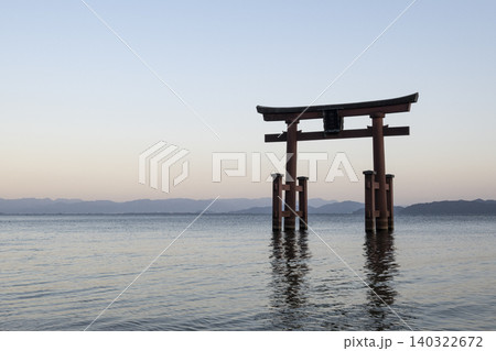水上に建つ鳥居のクローズアップ 水上に建つ鳥居のクローズアップ 140322672