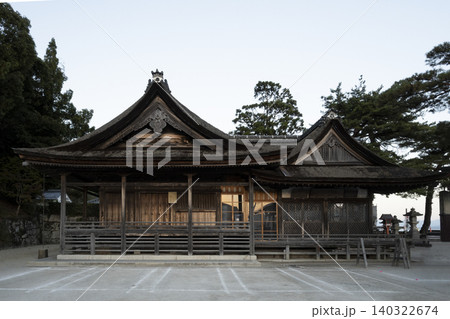 湖畔に建つ神社社殿の正面全景 湖畔に建つ神社社殿の正面全景 140322674