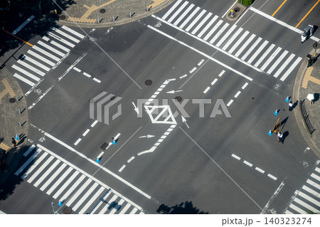 俯瞰で見た休日のオフィス街の交差点 俯瞰で見た休日のオフィス街の交差点 140323274