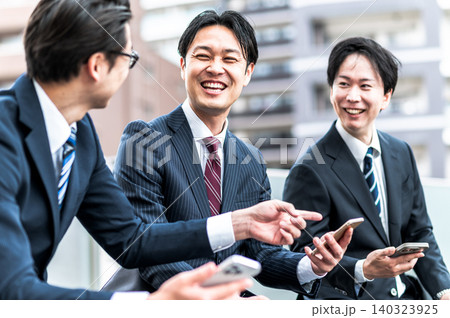 屋外で談笑するスーツ姿の日本人ビジネスマン3人 屋外で談笑するスーツ姿の日本人ビジネスマン3人 140323925