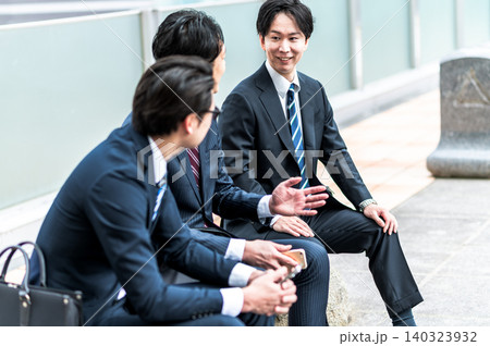 屋外で談笑するスーツ姿の日本人ビジネスマン3人 屋外で談笑するスーツ姿の日本人ビジネスマン3人 140323932