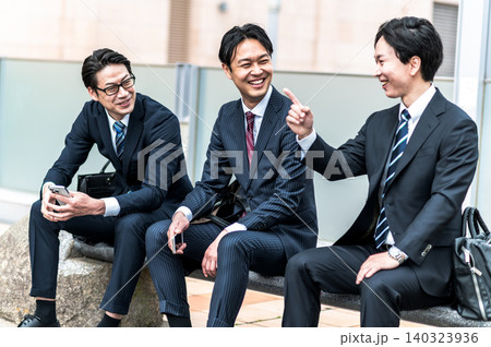 屋外で談笑するスーツ姿の日本人ビジネスマン3人 屋外で談笑するスーツ姿の日本人ビジネスマン3人 140323936