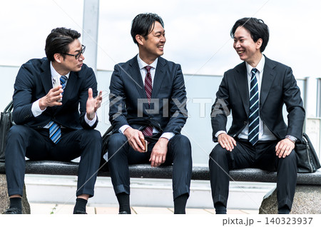 屋外で談笑するスーツ姿の日本人ビジネスマン3人 屋外で談笑するスーツ姿の日本人ビジネスマン3人 140323937
