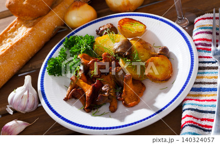 Fried chanterelles with potatoes and chicken hearts 140324057