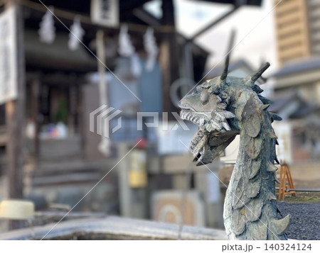 神社の手水舎にある龍の像 神社の手水舎にある龍の像 140324124