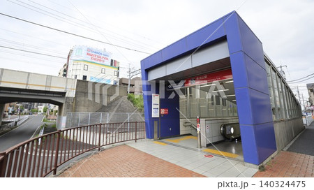 つくばエクスプレスの南流山駅A2出入口(南流山4丁目方面) つくばエクスプレスの南流山駅A2出入口(南流山4丁目方面) 140324475