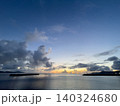 夕立後の港に広がるサンセットの余韻と静かな海面 140324680