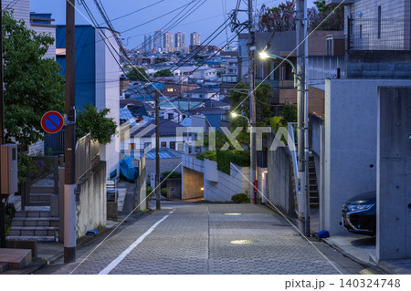 東京都大田区東雪谷の住宅街の坂道と武蔵小杉のタワーマンション夜景 東京都大田区東雪谷の住宅街の坂道と武蔵小杉のタワーマンション夜景 140324748