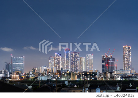 武蔵小杉の高層タワーマンション群を望む都市夜景 140324818