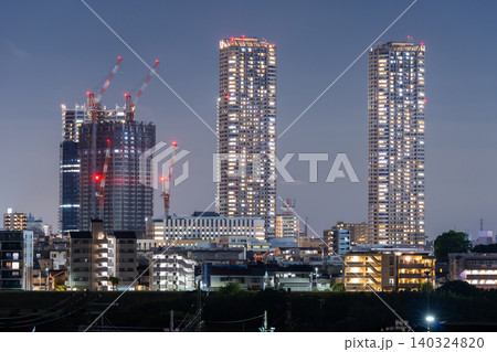 武蔵小杉の高層タワーマンション群を望む都市夜景 140324820