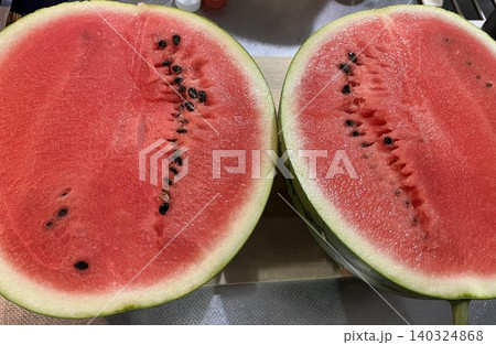 夏の風物詩 半分にカットしたスイカ 夏の風物詩 半分にカットしたスイカ 140324868