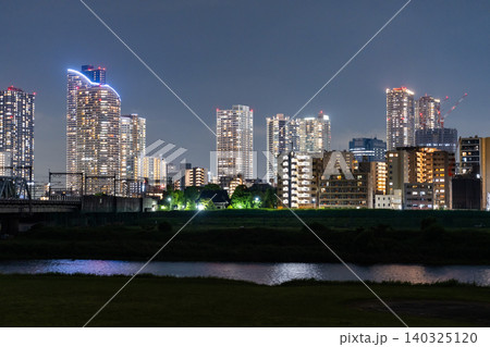 多摩川河川敷から望む武蔵小杉のタワーマンション群の夜景 多摩川河川敷から望む武蔵小杉のタワーマンション群の夜景 140325120