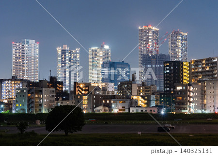 多摩川河川敷から望む武蔵小杉のタワーマンション群の夜景 140325131