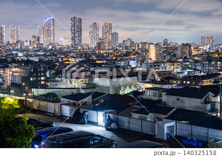 川崎市の高台から見る武蔵小杉の高層タワーマンション群の夜景 140325158