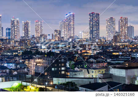 川崎市の高台から見る武蔵小杉の高層タワーマンション群の夜景 川崎市の高台から見る武蔵小杉の高層タワーマンション群の夜景 140325160