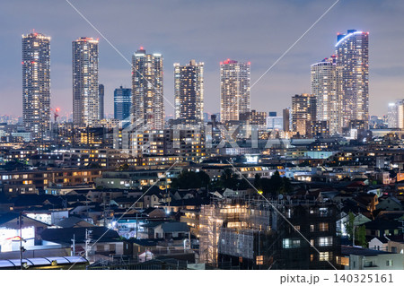 川崎市の高台から見る武蔵小杉の高層タワーマンション群の夜景 川崎市の高台から見る武蔵小杉の高層タワーマンション群の夜景 140325161