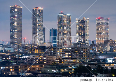 川崎市の高台から見る武蔵小杉の高層タワーマンション群の夜景 川崎市の高台から見る武蔵小杉の高層タワーマンション群の夜景 140325163