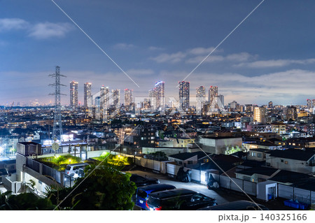 川崎市の高台から見る武蔵小杉の高層タワーマンション群の夜景 川崎市の高台から見る武蔵小杉の高層タワーマンション群の夜景 140325166