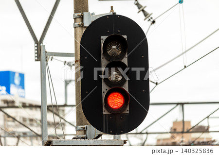 赤信号(停止現示)が点灯する鉄道の3灯式信号機 赤信号(停止現示)が点灯する鉄道の3灯式信号機 140325836