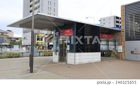 つくばエクスプレスの六町駅A1出入口（交通広場方面） 140325855