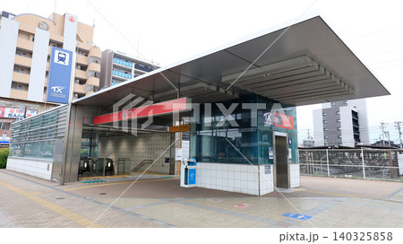 つくばエクスプレスの六町駅A1出入口（交通広場方面） 140325858