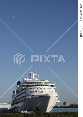 青空と月を背景に停泊するクルーズ船 MITSUI OCEAN FUJI 青空と月を背景に停泊するクルーズ船 MITSUI OCEAN FUJI 140326162