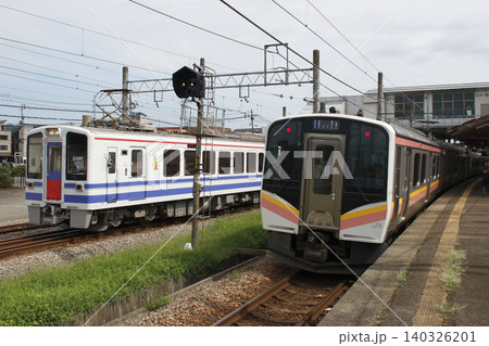 北越急行HK100形と上越線E129系 140326201