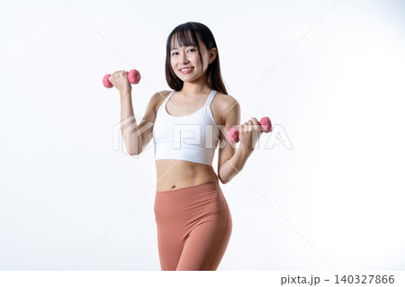 笑顔で体を鍛える女性 ジムで運動イメージ 筋トレ女子 笑顔で体を鍛える女性 ジムで運動イメージ 筋トレ女子 140327866