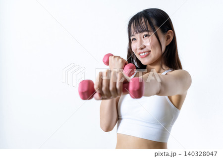 ダンベルを突き出し体を鍛える女性 トレーニングイメージ 筋トレ女子 ダンベルを突き出し体を鍛える女性 トレーニングイメージ 筋トレ女子 140328047