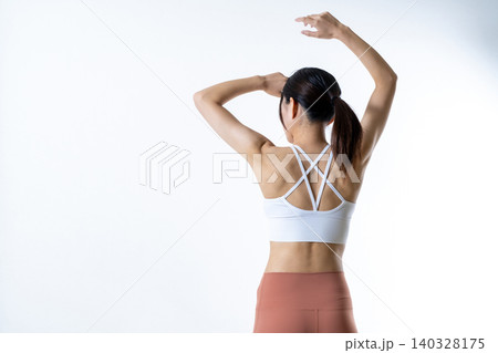 体を鍛えてるスレンダーな女性 後ろ姿でポーズ 筋トレ女子 減量 ダイエット 体を鍛えてるスレンダーな女性 後ろ姿でポーズ 筋トレ女子 減量 ダイエット 140328175