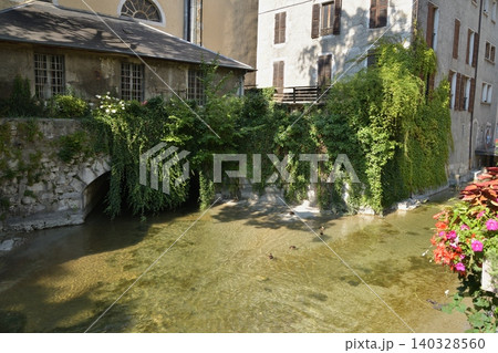 フランス・アヌシー旧市街を流れる運河の風景（2021年7月28日） 140328560