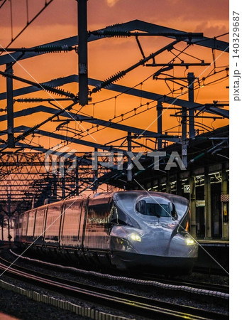 西明石駅 夕焼けに染まる新幹線 夕陽撮影のメッカ 西明石駅 夕焼けに染まる新幹線 夕陽撮影のメッカ 140329687