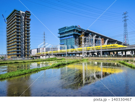 ドクターイエロー全編成の田んぼリフレクション 新名神高速道路工事現場 ドクターイエロー全編成の田んぼリフレクション 新名神高速道路工事現場 140330467