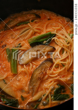 調理中のトマトソースパスタ 調理中のトマトソースパスタ 140331038