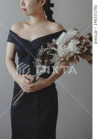 ブーケ,花束を持つウェディングドレス姿の新婦,花嫁 140331792