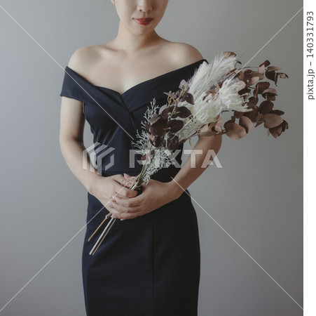 ブーケ,花束を持つウェディングドレス姿の新婦,花嫁 140331793