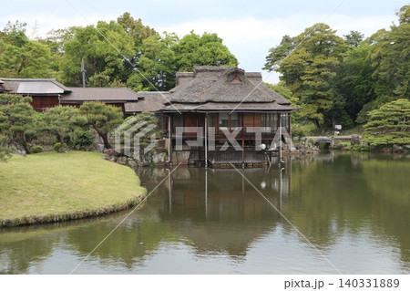 世界遺産登録を目指す琵琶湖八景の彦根城玄宮楽々園の風景 140331889