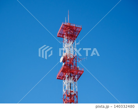 青空にそびえるテレビの電波塔 青空にそびえるテレビの電波塔 140332480